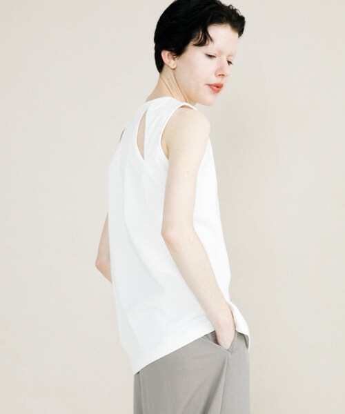 LAATO（ラート）の「slit no sleeve tee（タンクトップ・レディース・パール/クレイ・FREE）」の7枚目の写真