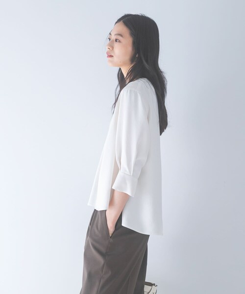 URBAN RESEARCH ROSSO（アーバンリサーチロッソ）の「シルキーツイルVネックブラウス（シャツ/ブラウス・レディース・OFF/MINT/NAVY・Free）」の7枚目の写真
