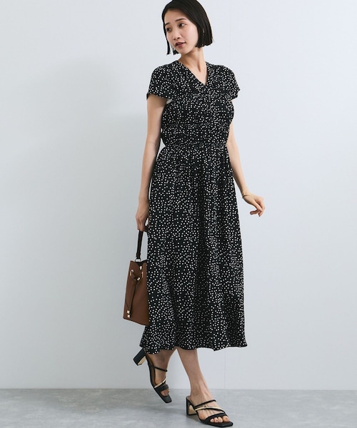 VIS（ビス）の「シャーリングデザインワンピース【WEB限定サイズ】（ワンピース・レディース・ブラック系/ダークブラウン系/ブルー系・F/PF）」の2枚目の写真