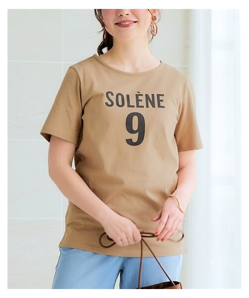nissen（ニッセン）の「＜大きいサイズ＞汗染みしにくい色々選べるプリントTシャツ（Tシャツ/カットソー・レディース・ネイビー(フラワーロゴ)/黒(フォト)/モカベージュ(ロゴ・ナンバー)/黒(ロゴ)/杢グレー(パイナップル)/オレンジ(ネコ)/オフホワイト(ポスター)/ソフトカーキ(パンダ)/ピンク(ロゴマーク)/ネイビー(和花風)・L/LL/3L/4L/5L/6L/8L/10L）」の4枚目の写真