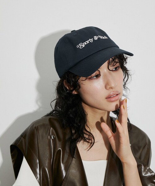 美品完売 SPORTY&RICH キャップADAM ET ROPÉ FEMME ADAM ET ROPE'（アダムエロペ）の「【SPORTY&RICH】ITALIC LOGO