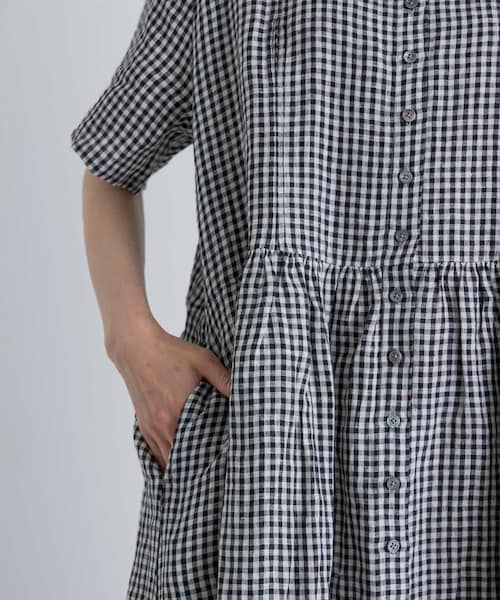 かぐれ(カグレ)の「SOIL GINGHAM CHECK SHORT-SLEEVE DRESS(ワンピース・レディース・BLACK・2)」の11枚目の写真