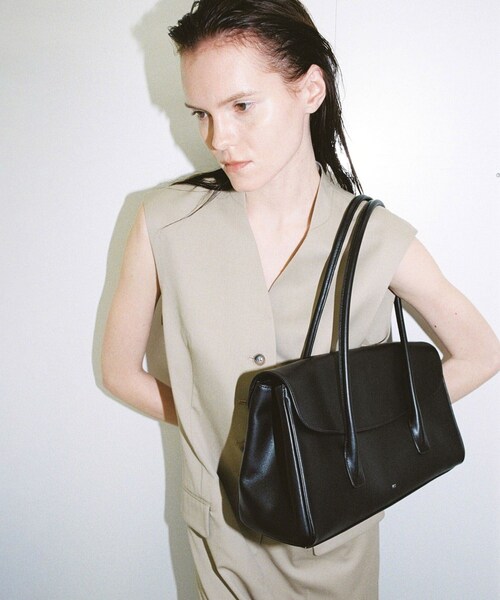 ADAM ET ROPE'（アダムエロペ）の「【PFT】Flap P Tote Bag（トートバッグ・レディース・ブラック/カーキ系・F）」の4枚目の写真
