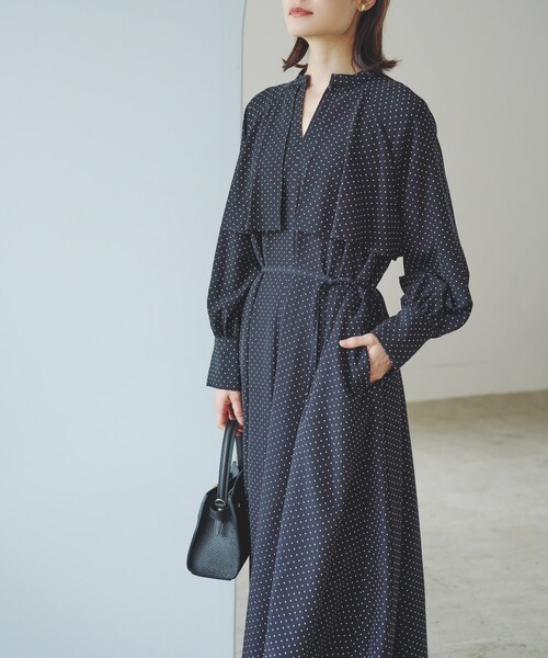 URBAN RESEARCH ROSSO（アーバンリサーチロッソ）の「『WEB限定』ドットプリントケープワンピース（ワンピース・レディース・NAVY/BLACK・FREE）」の8枚目の写真