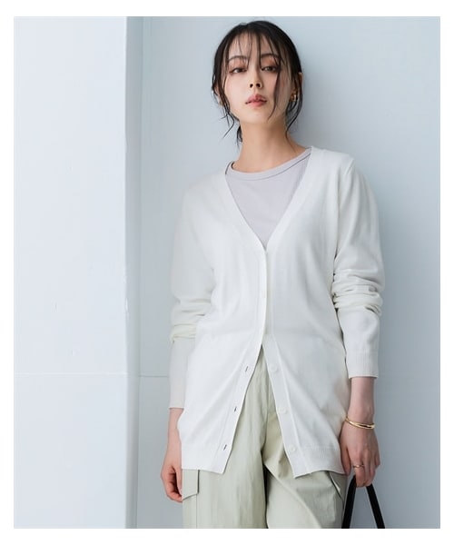 nissen（ニッセン）の「綿混シンプルニットカーディガン（ＵＶカット・毛玉になりにくい）＜大きいサイズ有＞（カーディガン/ボレロ・レディース・黒/杢グレー/ブラウン杢/アイボリー杢/チェリーピンク/ミントグリーン/レモンイエロー/ラベンダー/ライトベージュ/ターコイズブルー/ペールブルー/オフホワイト/チャコールグレー杢/ローズピンク・S/M/L/LL/3L/4L/5L/6L/8L/10L）」の2枚目の写真