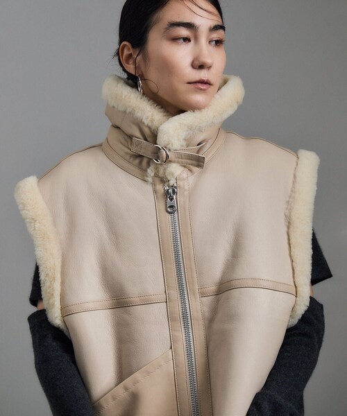 ADAM ET ROPE'（アダムエロペ）の「【TANAKA（タナカ）】SHEARLING VEST（ムートンコート・レディース・オフホワイト/ダークブラウン・S）」の3枚目の写真