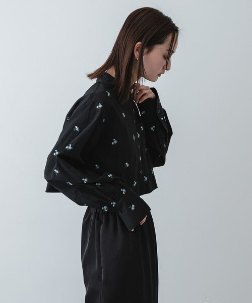 SENSE OF PLACE by URBAN RESEARCH(センスオブプレイスバイアーバンリサーチ)の「フラワーエンブロイダリークロップドシャツ(シャツ/ブラウス・レディース・WHITE/Y.BEIGE/BLACK・One)」の13枚目の写真