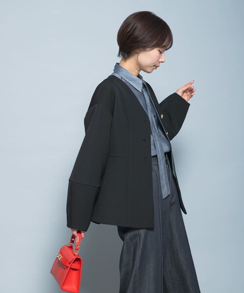 URBAN RESEARCH ROSSO（アーバンリサーチロッソ）の「『WEB限定』デザインボタンペプラムツイルジャケット（ノーカラージャケット・レディース・IVORY/BLACK・Free）」の22枚目の写真