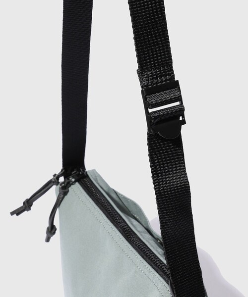 ADAM ET ROPE'(アダムエロペ)の「【THE NORTH FACE Purple Label】Field Small Shoulder Bag(ショルダーバッグ・メンズ・ブラック/チャコール/カーキ・F)」の12枚目の写真