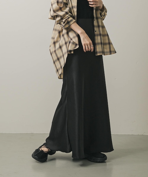 SENSE OF PLACE by URBAN RESEARCH（センスオブプレイスバイアーバンリサーチ）の「『一部WEB限定カラー』ナローサテンスカート（スカート・レディース・BLACK/IVORY/CHARCOAL/YELLOW/SILVER・S/M/TALL）」の2枚目の写真