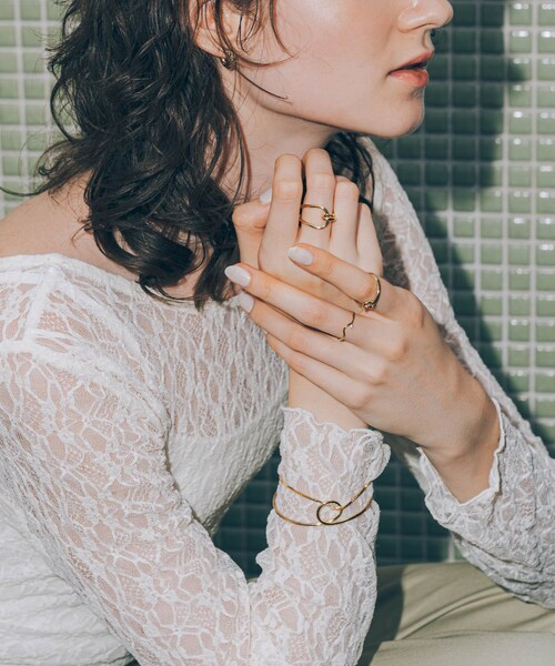 SMELLY（スメリー）の「ニュアンスカーブバングル（ブレスレット・レディース・GLD・-）」の6枚目の写真