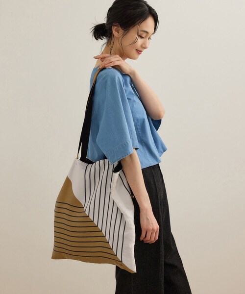 ROPE'(ロペ)の「幾何学柄シルクトートバッグ(トートバッグ・レディース・オフホワイト/サックス・F)」の2枚目の写真