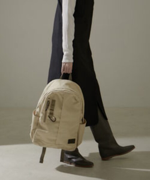 ADAM ET ROPE'（アダムエロペ）の「【WEB限定】[ショルダーバッグ付き・ユニセックスで使える・軽量・A4対応・大容量]バッグパック 3（バックパック/リュック・レディース・ブラック/グレー/グレー系/ダークブラウン/ネイビー・F）」の17枚目の写真