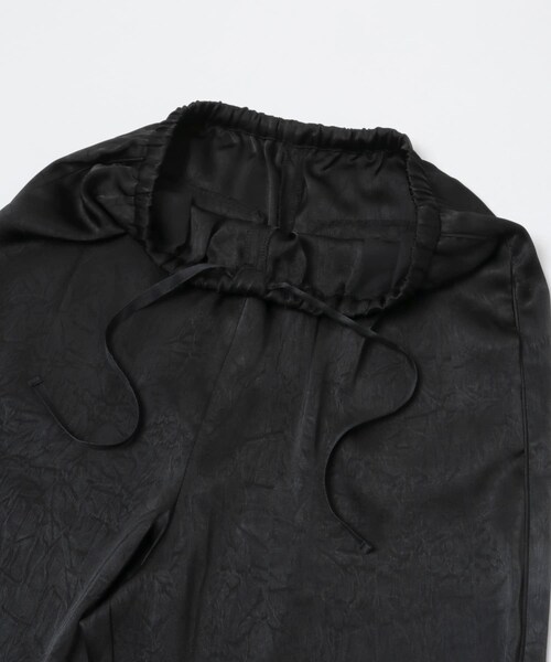 URBAN RESEARCH ROSSO（アーバンリサーチロッソ）の「サテンイージーストレートパンツ（その他パンツ・レディース・BLACK/BROWN・Free）」の5枚目の写真
