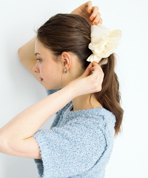 URBAN RESEARCH Sonny Label（アーバンリサーチサニーレーベル）の「シャイニーサテンフレアシュシュ（ヘアゴム・レディース・オフ/ブラック・one）」の5枚目の写真