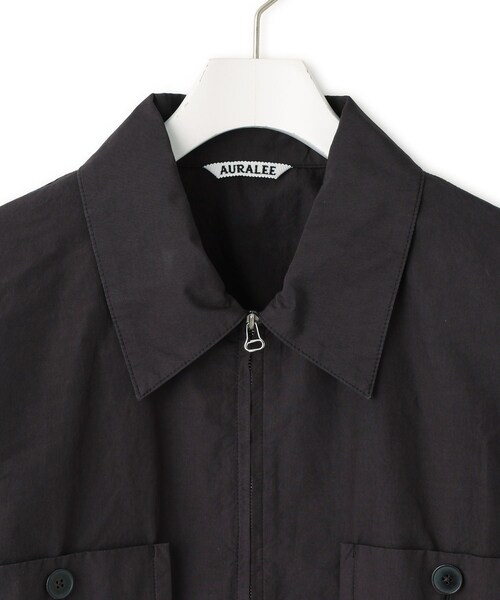 ADAM ET ROPE'(アダムエロペ)の「【AURALEE(オーラリー)】GARMENT-DYED FINX SHUTTLE WEATHER JUMPSUIT(つなぎ/オールインワン・レディース・ダークブラウン・1)」の5枚目の写真