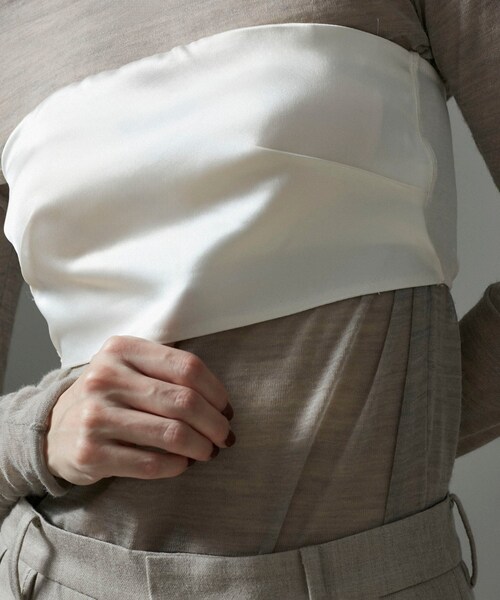 ADAM ET ROPE'（アダムエロペ）の「アセテートサテンベアトップ（チューブトップ・レディース・ブラック/オフホワイト・M/S）」の10枚目の写真