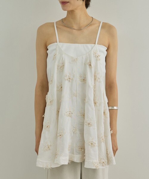 ADAM ET ROPE'(アダムエロペ)の「【WEB先行販売】【crinkle crinkle crinkle】別注レーヨンシャンタン 3D刺繍キャミソール(キャミソール・レディース・ブラック/ホワイト・F)」の17枚目の写真