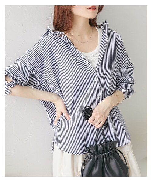 nissen（ニッセン）の「オーバーサイズシャツ（シャツ/ブラウス・レディース・オフホワイト/ネイビー系ストライプ/サックス・S/M/L/LL）」の2枚目の写真