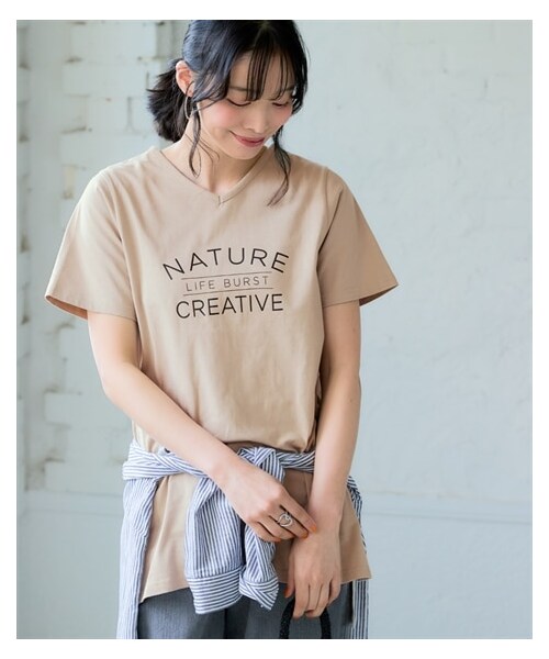 nissen（ニッセン）の「【ひんやりコットン】プリントVネックチュニックTシャツ（綿１００％・接触冷感・UVカット）（選べる柄）＜大きいサイズ有＞（チュニック・レディース・[終売]カジュアルロゴ:グレージュ/[終売]カジュアルロゴ:アイス杢/[終売]タテロゴ:黒/タテロゴ:オフホワイト/カレッジロゴ:オフホワイト/[終売]カレッジロゴ:グレージュ/[終売]ソファネコ:スモーキーブルー/[終売]かくれんぼネコ:ネイビー/[終売]かくれんぼネコ:アイス杢/タワー:ミント/カットフラワー:ラベンダー/[終売]マリンロゴ:ブルーグリーン/[終売]アメカジロゴ:チャコールグレー/[終売]フライングバード:モーブグリーン/大人ロゴ:オフホワイト/ポップネコ:ブルーグリーン/カーブロゴ:黒/ソフトロゴ:チャコールグレー/ボタニカル:ミント/ハートロゴ:ピンクベージュ/衿花:ダークブルー/ブックネコ:オートミール/フレンチロゴ:ベージュ/筆記ロゴ:オフホワイト/パンダ:チャコールグレー/伸びネコ:ネイビー/花:ダークピンク/シティ:ソフトブルー・S/M/L/LL/3L/4L/5L/6L）」の15枚目の写真