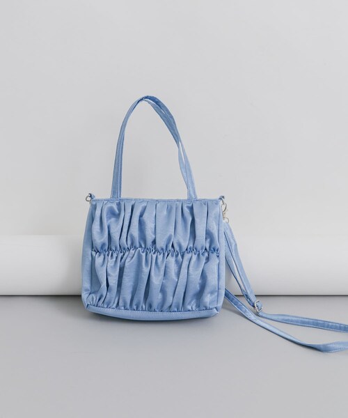 KBF（ケイビーエフ）の「サテンギャザーハンドBAG（ハンドバッグ・レディース・IVORY/BLUE/PINK・one）」の2枚目の写真