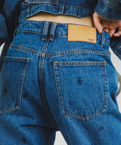 KBF（ケイビーエフ）の「シームポケットフレアデニム（デニムパンツ・レディース・L.BLUE/BLUE/L.BLUE刺繍/BLUE刺繍・36/38）」の19枚目の写真