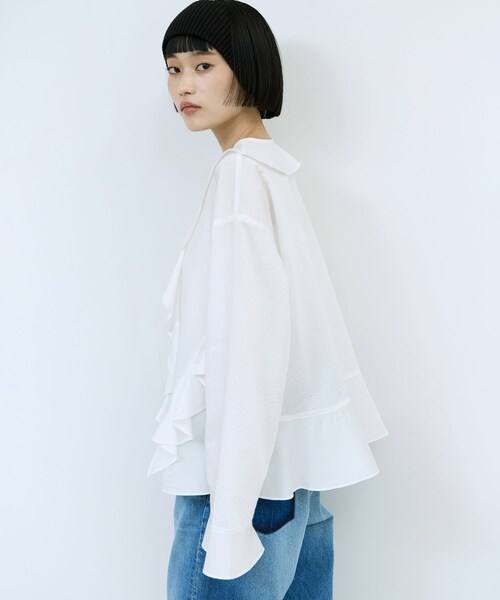ADAM ET ROPE'(アダムエロペ)の「【WEB限定】オーバーラッフルフリルブラウス(シャツ/ブラウス・レディース・ホワイト/ブラウン/ブルー・F)」の16枚目の写真