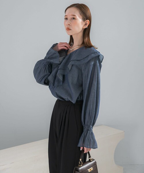 URBAN RESEARCH ROSSO（アーバンリサーチロッソ）の「Vネックラッフルシアーデニムブラウス（シャツ/ブラウス・レディース・INDIGO/DARK NAVY・Free）」の9枚目の写真