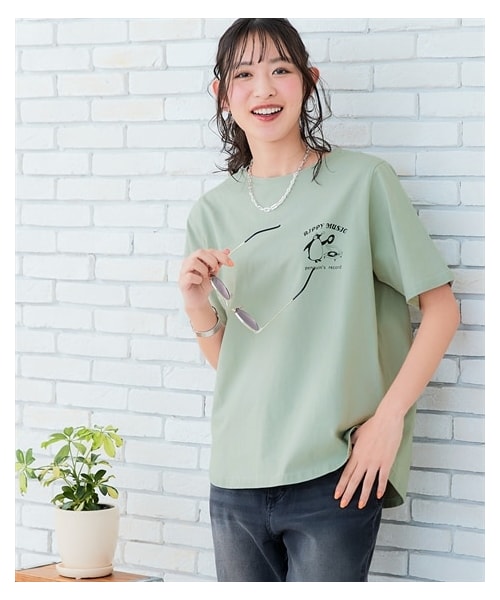 nissen（ニッセン）の「【吸汗速乾】裾ラウンドプリントＴシャツ＜大きいサイズ有＞（Tシャツ/カットソー・レディース・オフホワイト:フレンチロゴ/黒:フレンチロゴ/在庫限り_黒:ロゴ/在庫限り_アイスブルー:カレッジロゴ/在庫限り_オフホワイト:カレッジロゴ/在庫限り_ピンクベージュ:花ロゴ/在庫限り_グレージュ:草木/在庫限り_ライトカーキ:ブックネコ/在庫限り_杢グレー:胸ネコ/在庫限り_グレージュ:胸ネコ/オートミール:花/グレージュ:大人ロゴ/グレー:カレッジロゴ/黒:胸ネコ/ブルー:ブックネコ/ダスティピンク:オーシャン/ダスティミント:ペンギン/ライトグレー杢:ネコ/コーラルピンク:花/ネイビー:スマイル/アイスブルー:ハートロゴ・S/M/L/LL/3L/4L/5L/6L）」の15枚目の写真