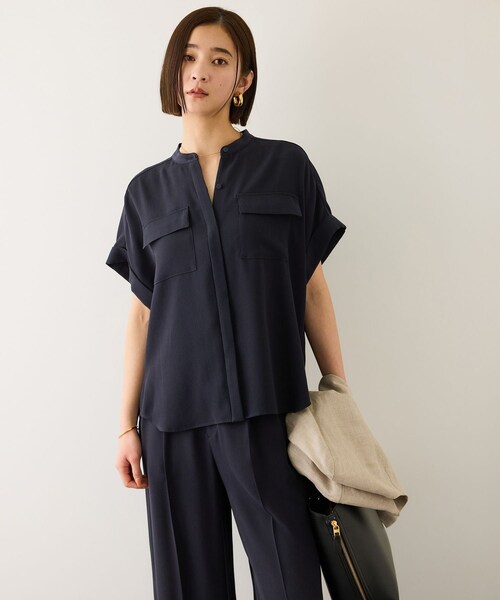 ROPE'(ロペ)の「ライトトリアセバックサテンフラップブラウス/セットアップ対応・イージーケア(シャツ/ブラウス・レディース・ベージュ/ネイビー/ダークブラウン/ブラック/ワイン・F)」の10枚目の写真
