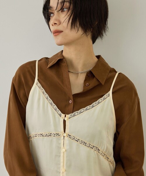 ADAM ET ROPE'(アダムエロペ)の「サテンレースキャミジレ(キャミソール・レディース・ブラック/キナリ・F)」の9枚目の写真