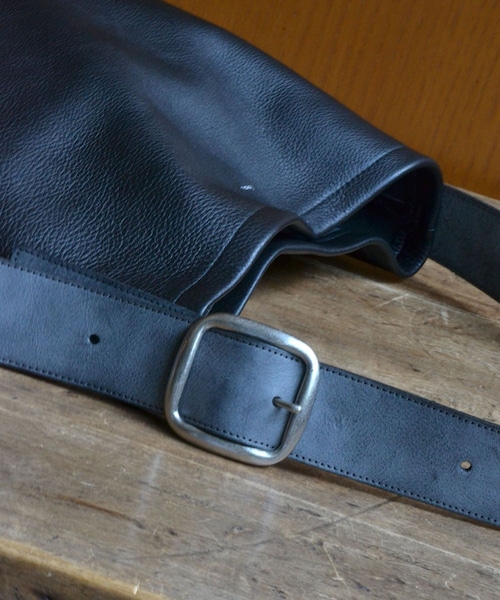 ADAM ET ROPE'(アダムエロペ)の「【HenderScheme/エンダースキーマ】one side belt bag(ショルダーバッグ・メンズ・ブラック・F)」の5枚目の写真