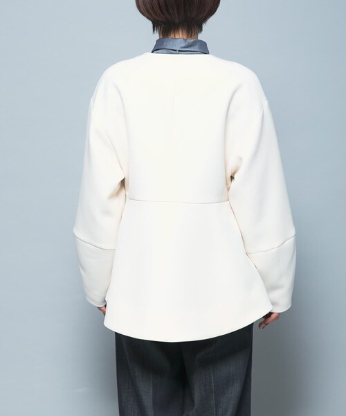URBAN RESEARCH ROSSO（アーバンリサーチロッソ）の「『WEB限定』デザインボタンペプラムツイルジャケット（ノーカラージャケット・レディース・IVORY/BLACK・Free）」の4枚目の写真