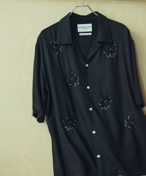 ADAM ET ROPE'(アダムエロペ)の「【NOMARHYTHM TEXTILE for ADAM ET ROPE'】EX Flower Embroidery SS Shirt(シャツ/ブラウス・メンズ・ブラック/キナリ・3/4)」の8枚目の写真
