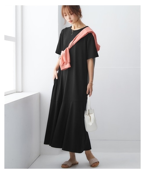 nissen（ニッセン）の「サイドポケット付ロング丈ワンピース（選べるデザイン）＜大きいサイズ有＞（ワンピース・レディース・モカ×黒(配色)/黒×モカ(配色)/ブルーグリーン(裾フレア)/黒(裾フレア)/黒(肩タック)/黒(胸ポケット)/チャコールグレー(胸ポケット)/タック袖:カーキ/衿・袖配色:黒×チャコールグレー/配色:カーキ×黒/タック袖:ベージュ/スキッパー:ブルーグレー/裾フレア:チャコールグレー/配色:チャコールグレー×黒/ドロスト:黒×チャコールグレー/ドロスト:モカ×黒/配色:黒×モカ/配色:黒×チャコールグレー/スキッパー:チャコールグレー/サイド配色:チャコールグレー×黒/袖シアー:黒/モモンガ:ブルーグレー・S/M/L/LL/3L/4L/5L/6L/8L/10L）」の7枚目の写真