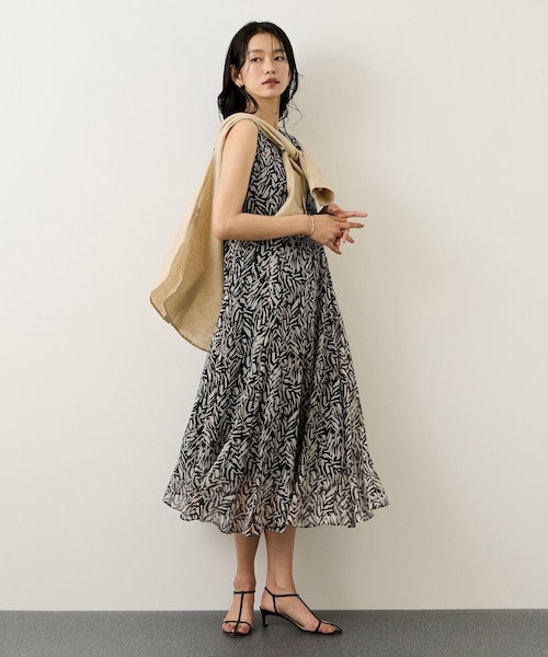 ROPE'(ロペ)の「【DEVEAUX(デヴォー)】プリントフレアワンピース(ワンピース・レディース・ブラック系/キャメル系・F)」の21枚目の写真