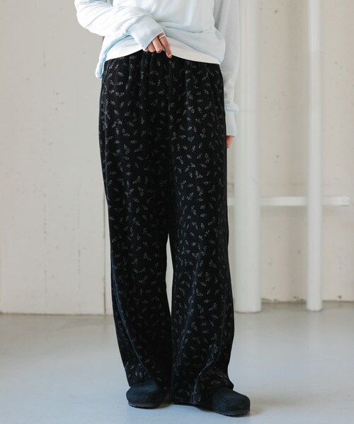 URBAN RESEARCH DOORS(アーバンリサーチドアーズ)の「FORK&SPOON ベロアプリントイージーパンツ(その他パンツ・レディース・BLACK/DARKGREEN・1/2)」の16枚目の写真