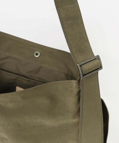 URBAN RESEARCH(アーバンリサーチ)の「Hender Scheme FLAP SHOULDER BIG(ショルダーバッグ・メンズ・Black/Beige/Khaki・Free)」の13枚目の写真