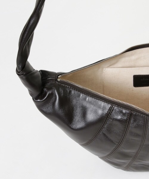 URBAN RESEARCH(アーバンリサーチ)の「LEMAIRE MEDIUM CROISSANT BAG(ショルダーバッグ・メンズ・BLACK/D.CHOCO/GINGER・OS)」の13枚目の写真