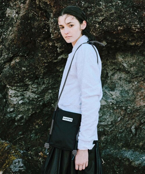 ADAM ET ROPE'(アダムエロペ)の「【HUNTER for ADAM ET ROPE'】別注トラベルフォンポーチ(ショルダーバッグ・レディース・ブラック/ホワイト・F)」の3枚目の写真