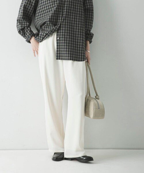 URBAN RESEARCH（アーバンリサーチ）の「サテンイージーセミフレアパンツ（その他パンツ・レディース・OFF WHITE/BLACK・36/38）」の15枚目の写真