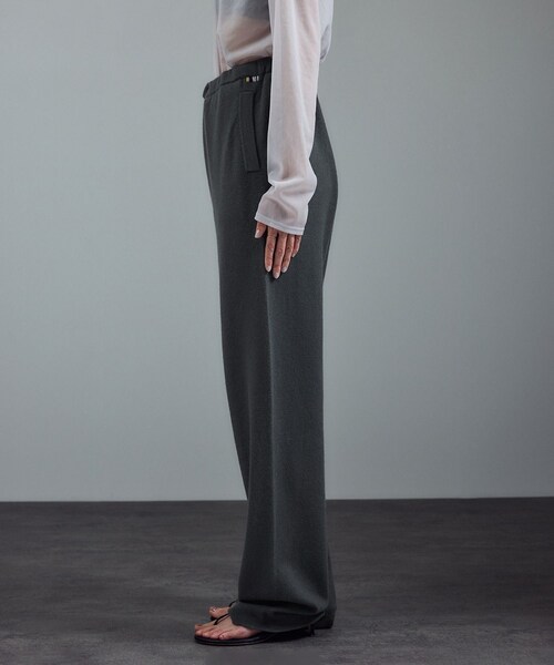 ADAM ET ROPE'(アダムエロペ)の「【extreme cashmere(エクストリーム・カシミア)】rush(その他パンツ・レディース・チャコール/ライトグレー・F)」の22枚目の写真