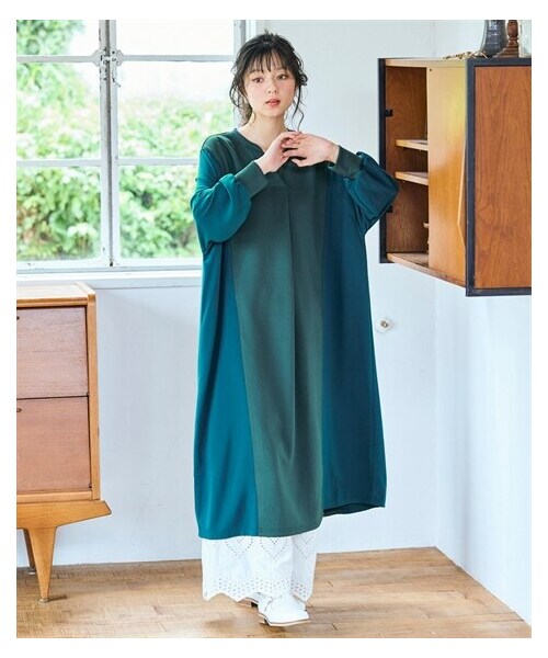 nissen（ニッセン）の「＜大きいサイズ＞なめらかポンチスキッパー異素材切替ワンピース（ワンピース・レディース・グレージュ/ディープグリーン/黒・L/LL/3L/4L/5L/6L/8L/10L）」の3枚目の写真