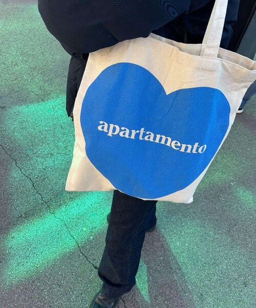 bonjour records（ボンジュールレコーズ）の「apartamento/アパルタメント Heart Tote Bag(BLUE FLAME)（トートバッグ・レディース・ブルー系・F）」の3枚目の写真