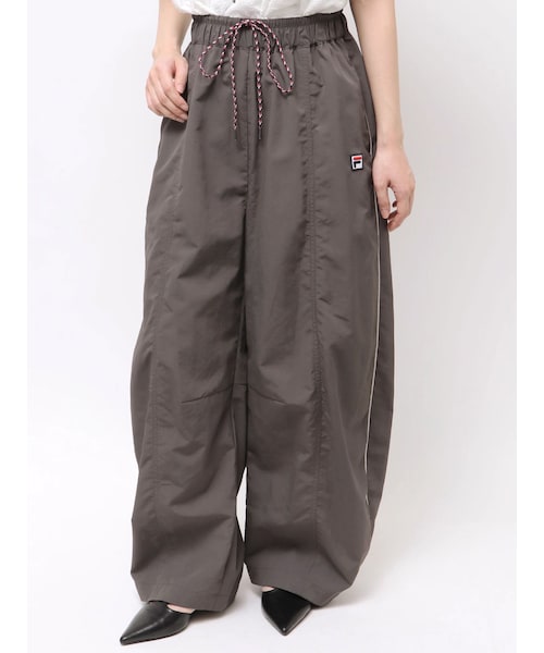 LAGUNAMOON（ラグナムーン）の「【FILA別注】エアリーナイロンバナナパンツ（その他パンツ・レディース・チャコールグレー/ベージュ・S/M）」の2枚目の写真