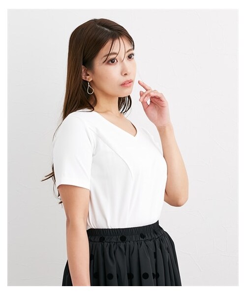 nissen（ニッセン）の「【大きい胸専用】美ラインVネック半袖Tシャツ（Tシャツ/カットソー・レディース・ブラック/オフホワイト/ダークネイビー・FS/FM/FL/FLL/F3L）」の5枚目の写真