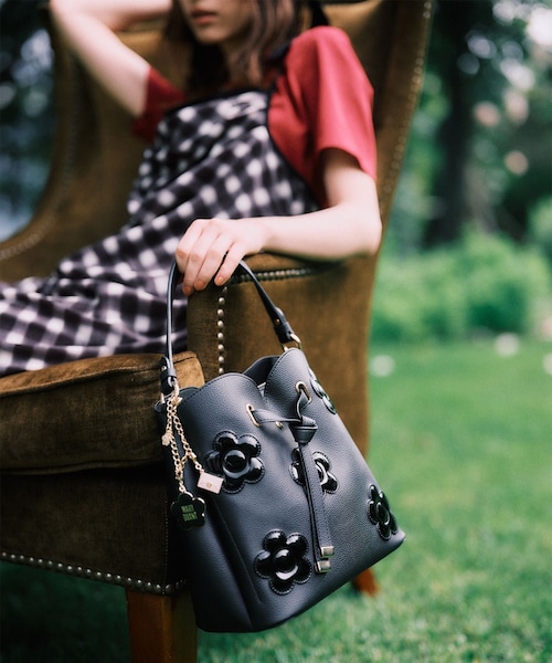 VIS(ビス)の「追加【MARY QUANT×VIS】デイジーハートカットバッグ(ショルダーバッグ・レディース・ブラック/キナリ・F)」の16枚目の写真