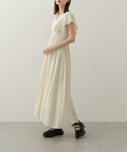 SENSE OF PLACE by URBAN RESEARCH(センスオブプレイスバイアーバンリサーチ)の「Vネックウエストマークフリルワンピース(ワンピース・レディース・BLACK/IVORY/L.BLUE・COMPACT/one)」の7枚目の写真