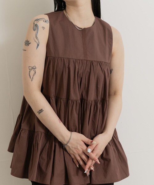 THE GOODLAND MARKET（ザグッドランドマーケット）の「FANAKA　Poplin tiered blouse（シャツ/ブラウス・レディース・024BLU/BLACK/58BRN・FREE）」の7枚目の写真