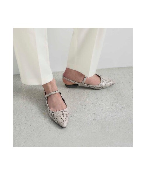 noyau(ノヤウ)の「ノヤウ noyau ポインテッドトゥバックベルトパンプス (パンプス・レディース・BL/SV/YL/BGA・S/22.5cm/M/23.5cm/L/24.5cm/LL/25cm)」の9枚目の写真